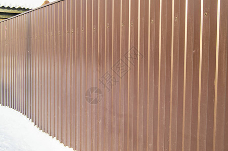 现代棕色金属护栏户外冬季空间安全和安保图片