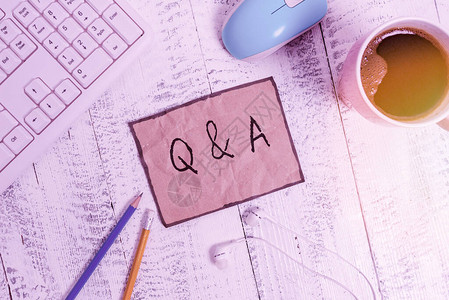 写笔记显示Q和A一段时间或有人回答问题的场合的商业概念技术设备彩色提图片