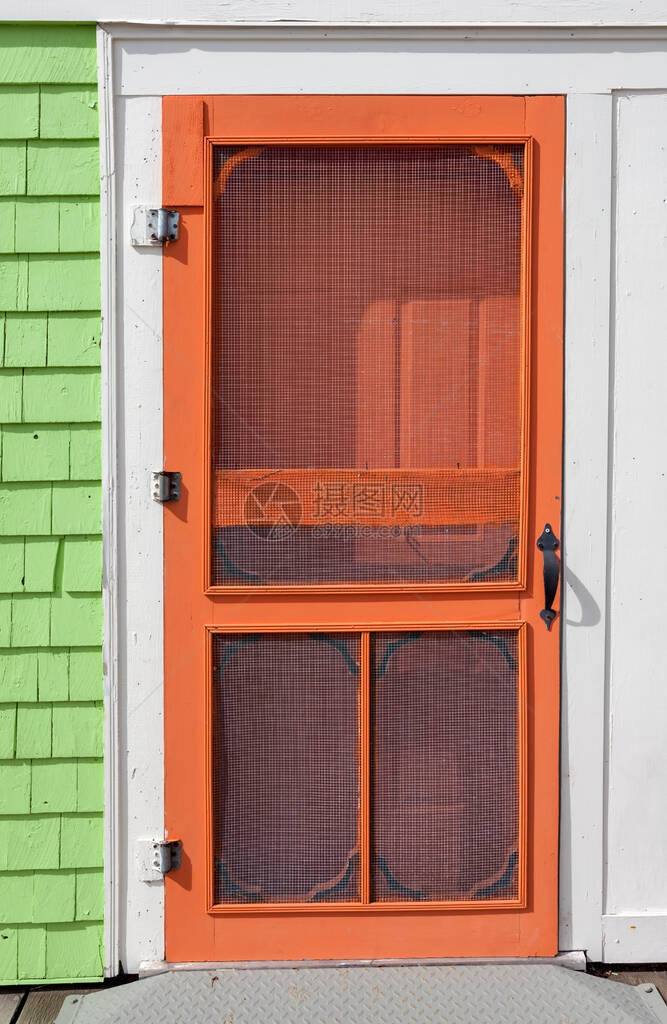 老式木纱门漆成亮橙色图片