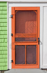 老式木纱门漆成亮橙色图片