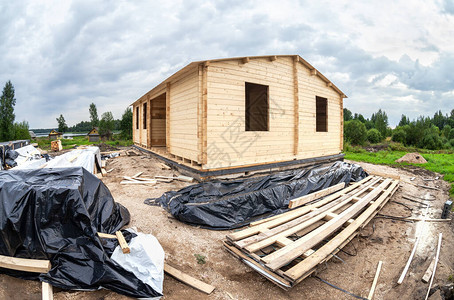 在石头基础上建造新的木屋图片