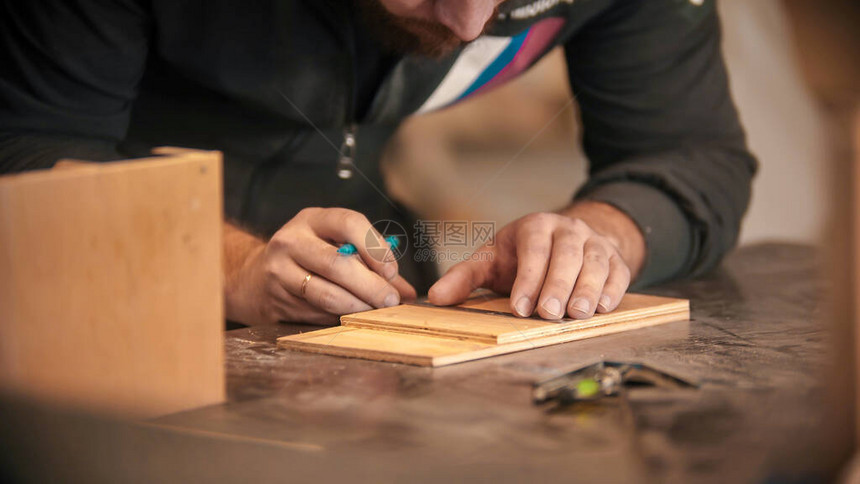 木工作胡须男子在图片
