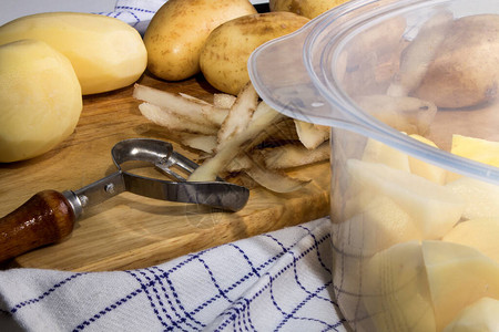 剥皮马铃薯和厨房食图片