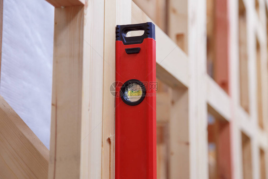 准确和质量框架房屋木结构建筑施工的质量控制测量已安装结图片