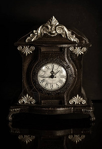 黑色背景的老式时钟图片