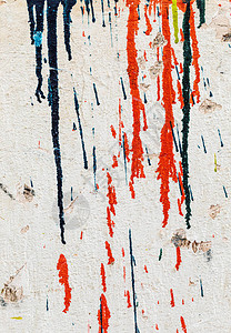 裂开的石膏上的红色和深蓝色油漆污渍图片