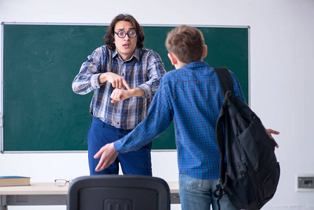 上学迟到的懒男孩图片