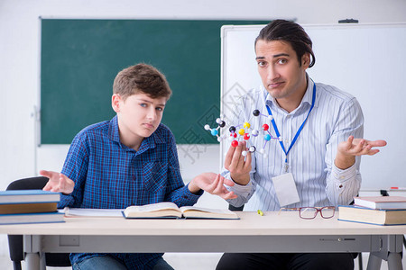 年轻男教师解释分子图片