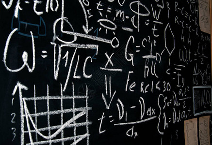 以粉笔写成的物理公式刻在图片