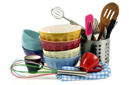 盘子餐具和厨房用具特写在白色背景上图片