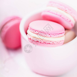 法国自制甜点粉红马卡龙或粉红背景的马卡龙图片
