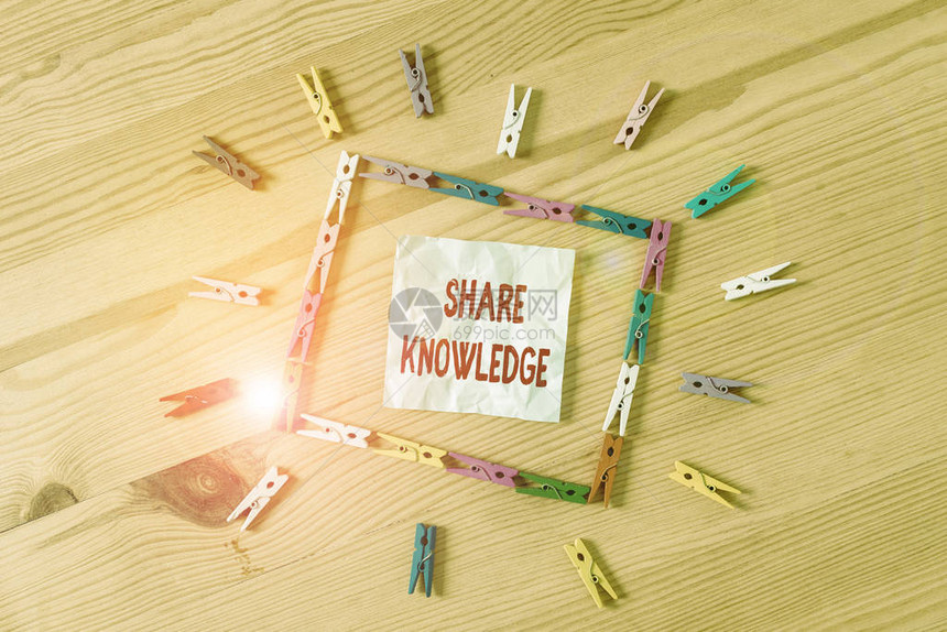 手写文本分享知识在展示彩色衣夹纸空提醒木地板背景办公室之间交换知识的图片