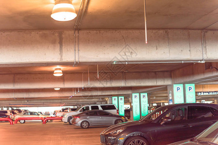 在美国机场的车库停车与指标引导系统人们可以通过看到头顶上的小绿灯来寻找停车位智能传感器物联网背景图片