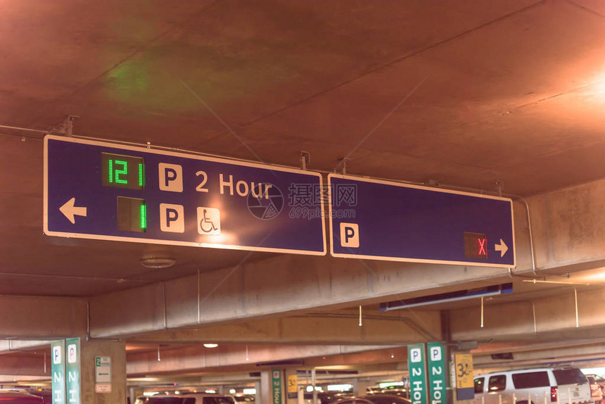 美国机场室内停车场的头顶霓虹灯广告显示可用停车位的数量可用的空位显示计数器信息2图片