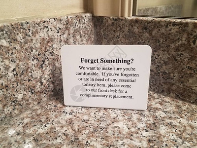在酒店的洗手间柜台上忘图片