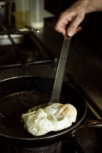 在一个专业厨房里在煎锅里煎鸡蛋图片