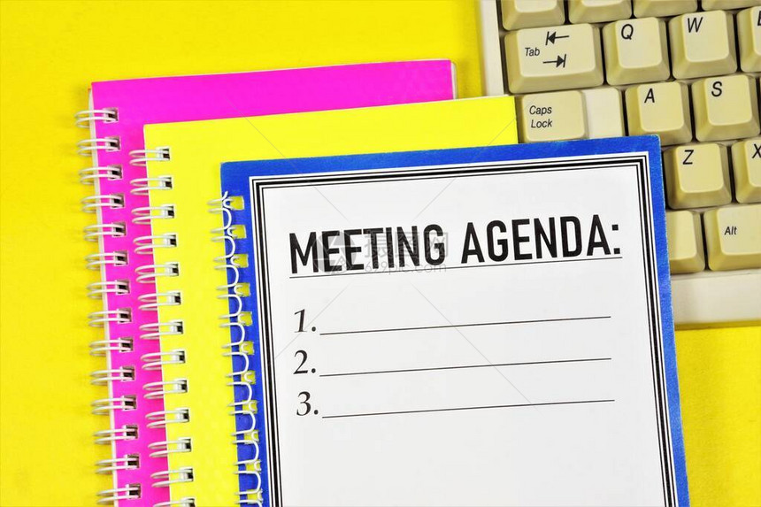 会议程计划记事本中的文本标签在会议或会议上讨论的图片