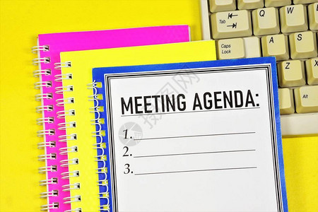 会议程计划记事本中的文本标签在会议或会议上讨论的图片