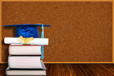 蓝色毕业帽子的教育概念和黑板背景的书本文凭图片