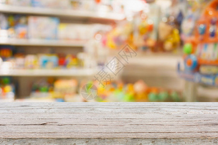 购物商场婴儿百货店小儿玩具最带小孩玩偶的木板桌背景图片