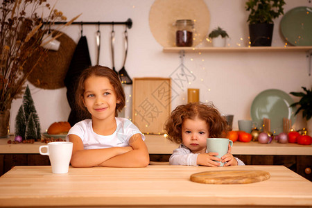 两个快乐的孩子在厨房吃早饭图片