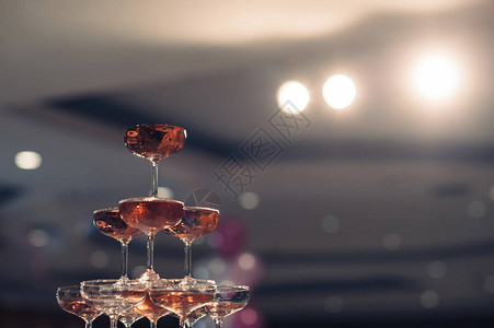 婚礼招待会的香槟杯小塔台在图片