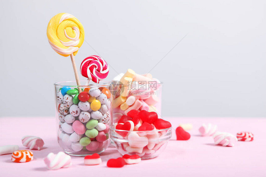 桌上有各种糖果和糖果在彩色图片