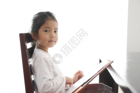 亚洲儿童可爱或小女孩快乐或学生喜欢读书和微笑图片