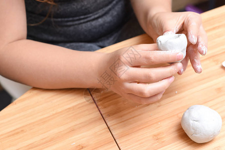 女孩在家用白泥制作陶模图片