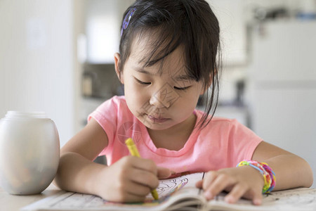 小亚洲女孩在桌子上画图片