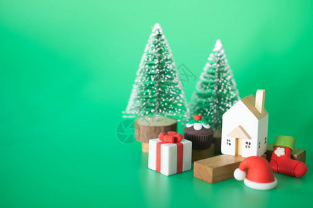 绿色背景上的圣诞饰品玩具您可以申请圣诞贺卡关于圣诞节背图片