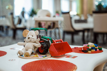 餐馆儿童区玩具拖拉机和鼠图片