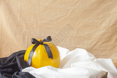 秋天橙色南瓜装饰在桌子上秋天万圣节和图片