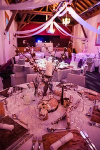 粉红色灯光下的冬季主题婚礼餐桌装饰图片