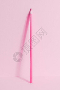 粉红铅笔站在粉红色背景上图片