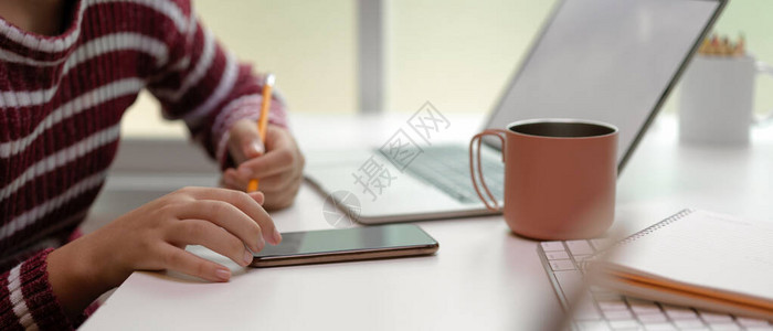 白色桌上用笔记本电脑智能手机笔记本和图片
