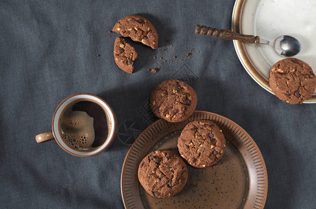 巧克力薯片饼干和咖啡在布料背图片