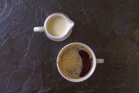 杯热咖啡和牛奶图片
