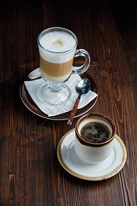 棕色木制背景的各种咖啡饮料菜单图片