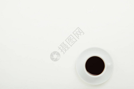 一杯热黑咖啡放在白色背景的碟子上图片