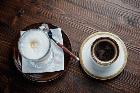 棕色木制背景的各种咖啡饮料菜单图片