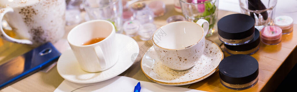 两杯茶在桌上早餐图片