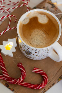 杯咖啡和圣诞装饰图片