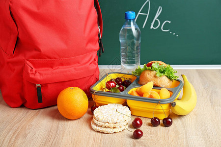 学校午餐盒有美味食品和教图片