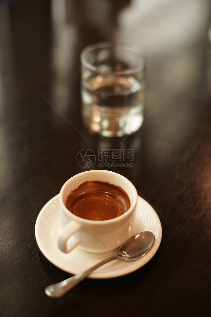 咖啡杯和桌上的一杯水图片