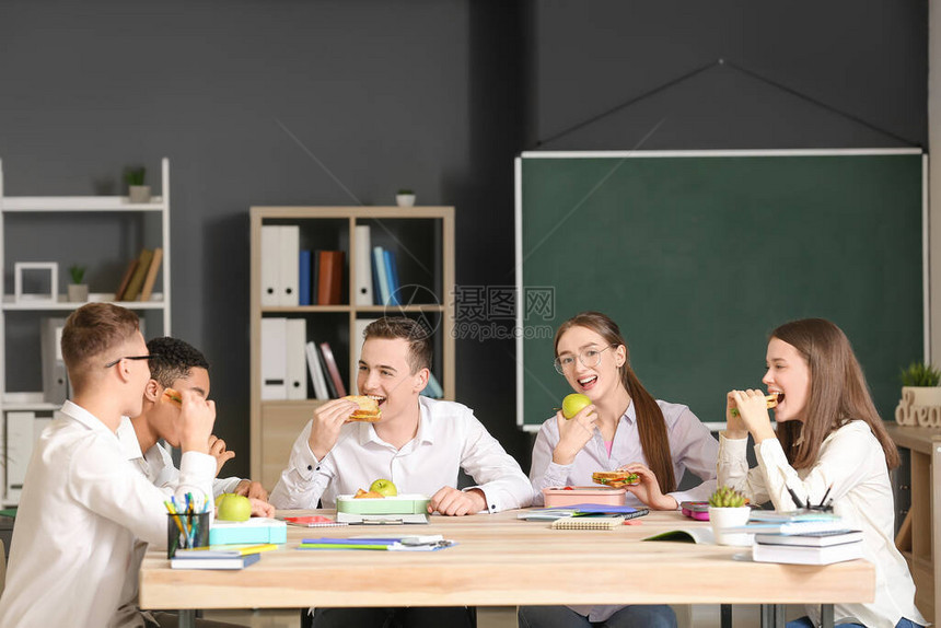 学生在教室吃午饭图片