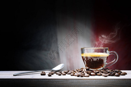 在玻璃杯里蒸咖啡在黑暗的环境下用咖啡图片
