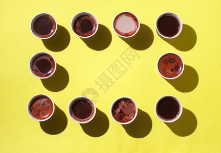 咖啡杯框架与不同类型的咖啡卡布奇诺和玛奇朵在黄色背景与文本的空白间图片