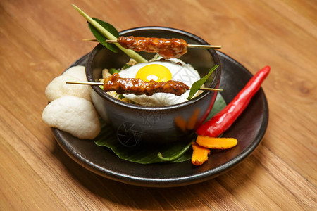 Nasigoreng鸡肉沙爹和煎蛋炒饭精致的菜创意图片