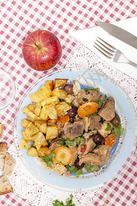 葡萄牙熟肉配土豆餐的特写镜头图片